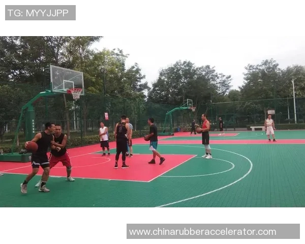 篮球飞马与天空的激烈对决展现了运动精神与团队合作的完美结合