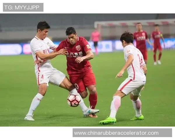 上港与权健激战正酣精彩瞬间图片回顾与分析